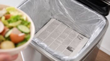 Đặt một tờ giấy vào đáy thùng rác: Mẹo nhỏ đơn giản bất ngờ, giàu nghèo đều cần lại dễ làm