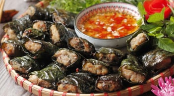 Gói chả đừng chỉ dùng lá lốt, cuốn bằng loại lá này, hấp dẫn hơn hẳn lại tốt cho xương khớp