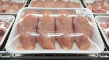Mua gà đóng khay trong siêu thị: Nhân viên tiết lộ chi tiết nhỏ giúp nhận ra thịt tươi, nhiều người vẫn bỏ qua