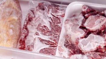 Thịt cấp đông trong tủ lạnh có 3 dấu hiệu này tức là đã hỏng, nên bỏ ngay
