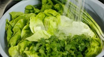 Hiệu quả thật sự của việc ngâm rau trong nước muối: Có thể không sạch như bạn nghĩ