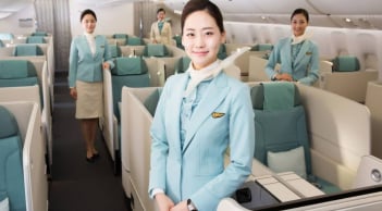 Vì sao tiếp viên hàng không thường mặc váy thay vì quần dài? Sự thật phía sau gây bất ngờ