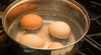 Luộc trứng nhớ thêm thứ này, trứng không bị sát vỏ