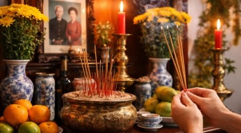 Tổ tiên dặn: Khi thắp hương trước ban thờ, có 3 lời tuyệt đối chớ nói kẻo hao phúc