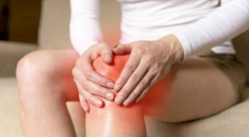 Tại sao nhiều phụ nữ trung niên dễ bị đau đầu gối?