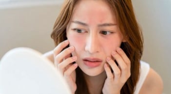 Điều gì xảy ra nếu không tẩy trang trước khi ngủ? Những tác động âm thầm khiến da xuống cấp