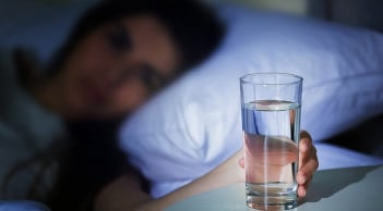 Tối trước khi ngủ có nên uống nước không?