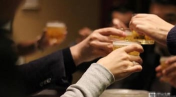 Tuổi 50 không nên tham dự những bữa tiệc rỗng tuếch và đầy giả tạo – Lời khuyên vàng cho người trưởng thành