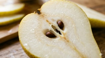 Ăn lê tưởng tốt nhưng nhiều người không biết: Phần này có thể gây hại nếu dùng sai cách