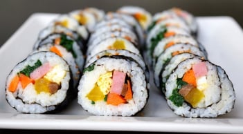 Cách làm cơm cuộn rong biển ngon tại nhà