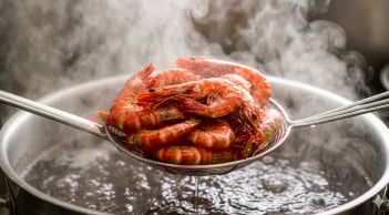 Luộc tôm đừng chỉ cho nước: Thêm thứ này, tôm đỏ au, thơm ngọt gấp đôi