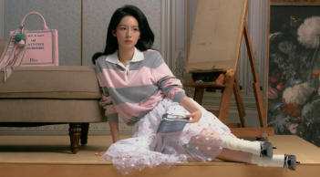 Áo kẻ sọc trở lại mạnh mẽ: 3 kiểu đáng đầu tư để nâng tầm phong cách mùa xuân