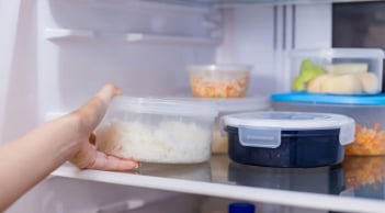 Nên cất thức ăn vào tủ lạnh khi còn nóng hay phải đợi nguội?