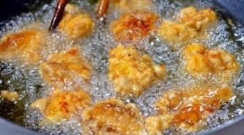 Vì sao nên vắt chanh vào chảo dầu trước khi chiên rán? Bí quyết ai cũng nên biết