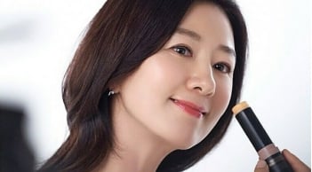 Bí quyết giữ nhan sắc tuổi 59 của Kim Hee Ae: Đơn giản nhưng bền vững