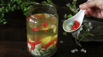 Vì sao khi làm tỏi ngâm giấm, có lúc tỏi bị xanh, có lúc không?