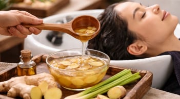 Cách gội đầu bằng gừng tươi để giúp giảm gàu, thư giãn da đầu và kích thích mọc tóc