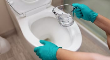 Làm sạch bồn bằng loại nước này, vừa diệt khuẩn, vừa sáng bóng như mới, không cần thuốc tẩy