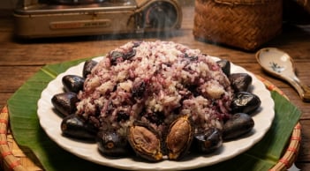 Loại quả tím đen tưởng khó ăn, ai ngờ lại là đặc sản núi rừng khiến du khách “nghiện”