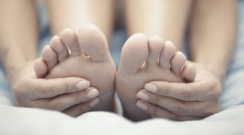 Nếu chân và bàn chân bạn xuất hiện 5 dấu hiệu này, hãy cẩn thận