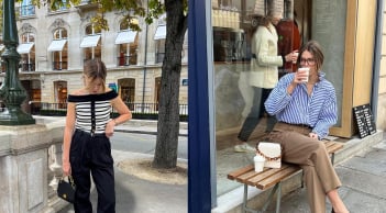 4 kiểu áo phụ nữ Pháp thường diện cùng quần ống suông để giữ vẻ thanh lịch