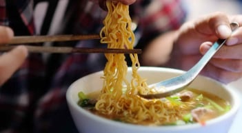 Điều gì sẽ xảy ra với cơ thể nếu bạn ăn mỗi ngày 1 gói mì tôm?