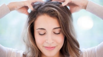 5 thành phần trong dầu gội có thể khiến tóc khô xơ, da đầu dễ kích ứng