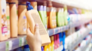 Bác sĩ cảnh báo: Mua dầu gội cần tránh loại có 5 thành phần độc hại này