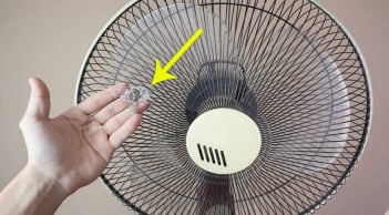 Mẹo làm sạch quạt điện không cần tháo khung, chỉ 5 phút là sạch bong như mới
