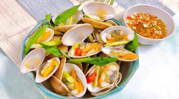 Từ món bình dân đến đặc sản được săn đón: Người du lịch biển miền Trung chỉ chờ thưởng thức