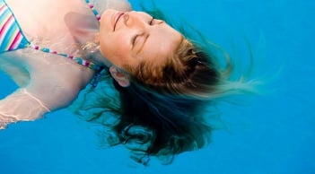 Bơi mùa hè không lo tóc hư tổn: Những cách bảo vệ tóc khỏi clo và nước biển