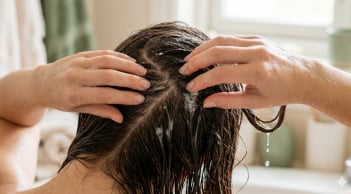 Sau tuổi 40, chuyên gia tiết lộ cách gội đầu đơn giản giúp tóc dày lên rõ rệt sau vài tháng