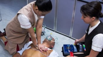 Vì sao các chuyến bay không cần có bác sĩ đi cùng?