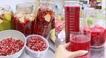 Cách làm nước uống enzyme trái cây chỉ với 2 nguyên liệu, tốt cho tiêu hóa, dùng thay nước ngọt có ga