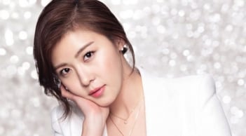 Ha Ji Won ở tuổi 48 vẫn trẻ trung nhờ thói quen uống một loại nước suốt 15 năm