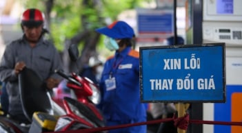 Vì sao điều chỉnh giá xăng dầu lại diễn ra vào nửa đêm?