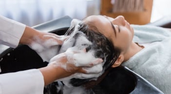 Gội đầu mùa hè: Cẩn trọng với 2 kiểu dễ khiến tóc nhanh bết và da đầu “khó thở”