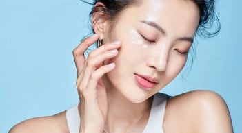 Thoa kem chống nắng đúng cách: Nên vỗ hay xoa để không làm hao hụt collagen?