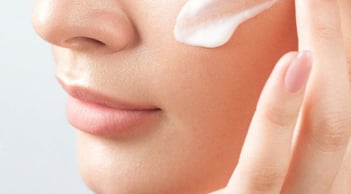 Thoa kem chống nắng đúng cách với công thức “2 trước – 3 sau” giúp bảo vệ da toàn diện