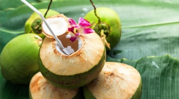 3 nhóm người nên uống nước dừa