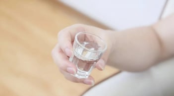 90% người uống rượu mắc sai lầm này mà không biết âm thầm 'rút ngắn' tuổi thọ