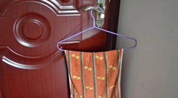 Vì sao bật điều hòa mùa hè nên treo khăn trong phòng? Ít ai biết lợi ích bất ngờ