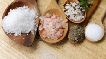 5 dấu hiệu cảnh báo bạn đang ăn quá nhiều muối