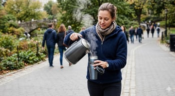 Dùng cốc giữ nhiệt sai cách, người đàn ông 50 tuổi trả giá đắt: 7 loại nước nên tránh