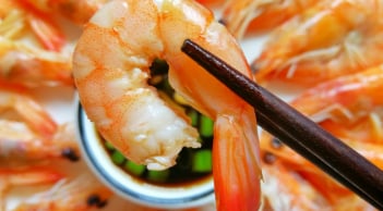 Cách luộc tôm giữ nguyên chất bổ, tôm đỏ au đẹp mắt