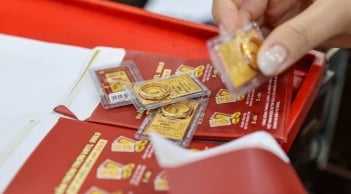 Giá vàng 17/4 giảm mạnh: Vàng nhẫn và SJC lao dốc, mất bao nhiêu tiền mỗi lượng?