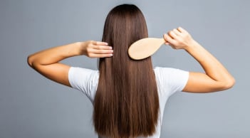Muốn tóc dày và khỏe hơn? Đừng bỏ qua cách chọn dầu gội và 5 thói quen này
