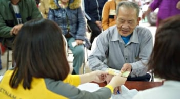 Trợ cấp hưu trí xã hội 2026: Người trên 75 tuổi được hưởng mức hỗ trợ ra sao