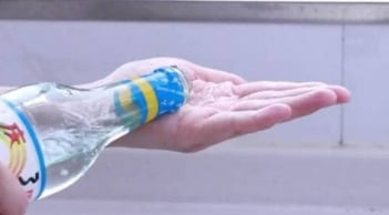 Đổ giấm trắng vào lòng bàn tay, xoa nhẹ: Hiệu quả bất ngờ nhiều người chưa biết