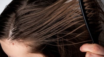 3 thói quen tưởng vô hại khiến tóc nhanh bết và da đầu dễ đổ dầu